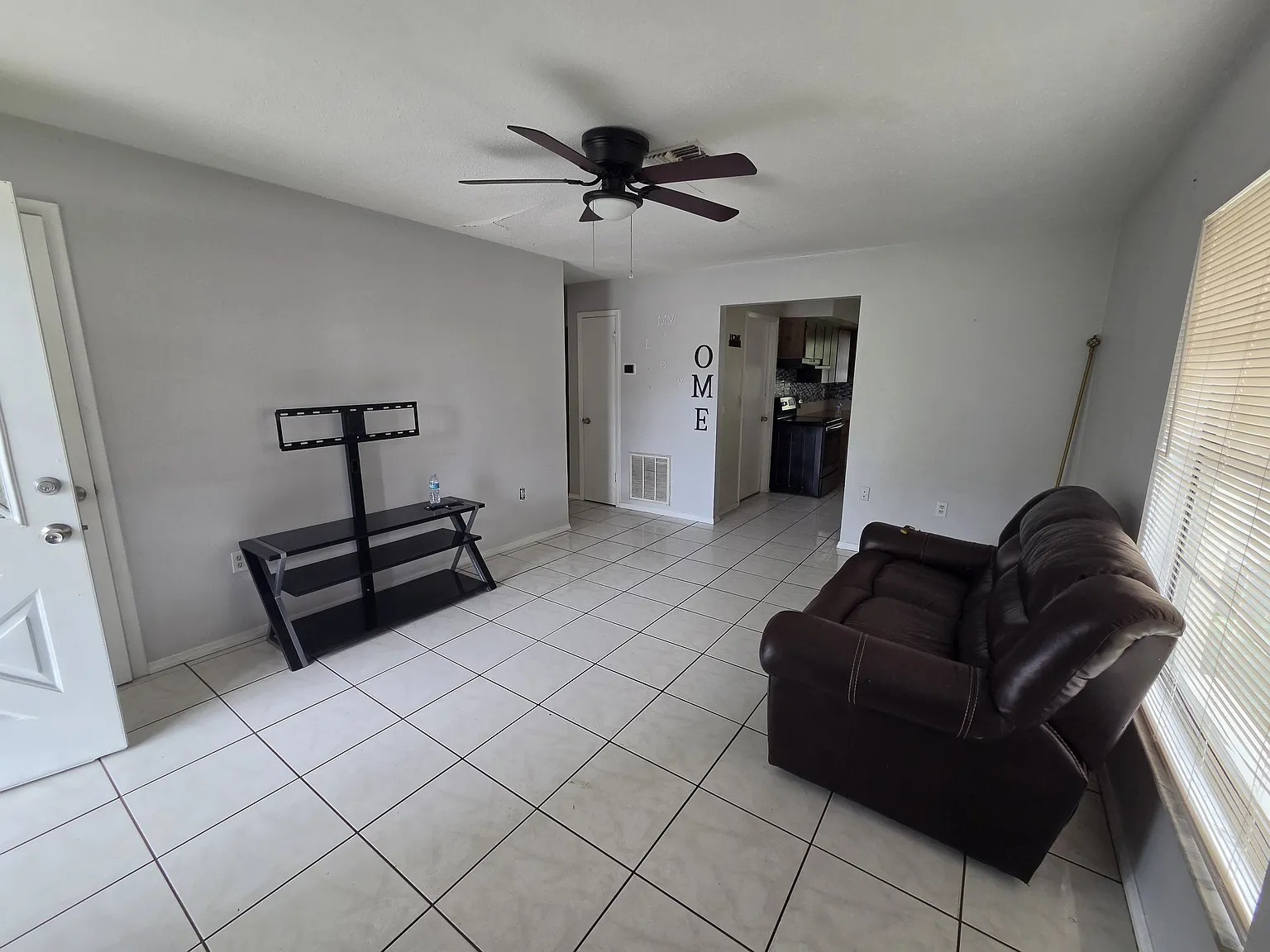 2 bed, 1090 sqft, $1,200 — Photo 2