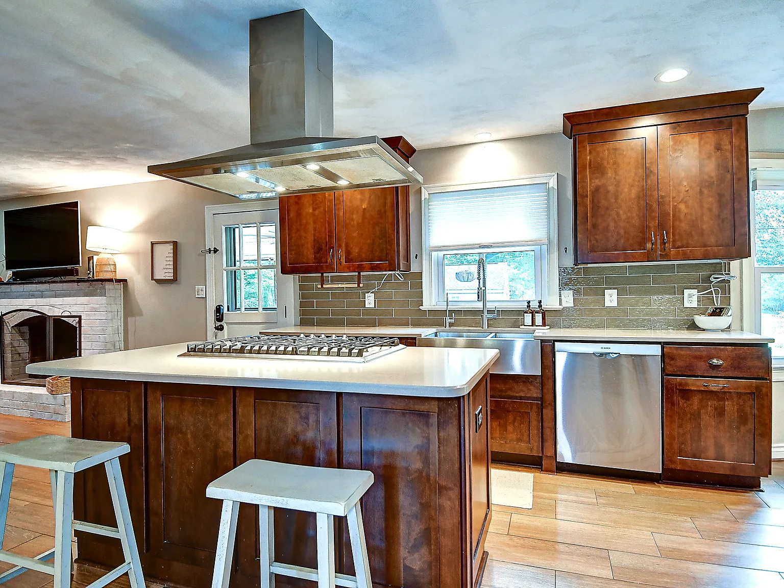 4 bed, 2.5 bath, 2500 sqft, $3,500 — Photo 2