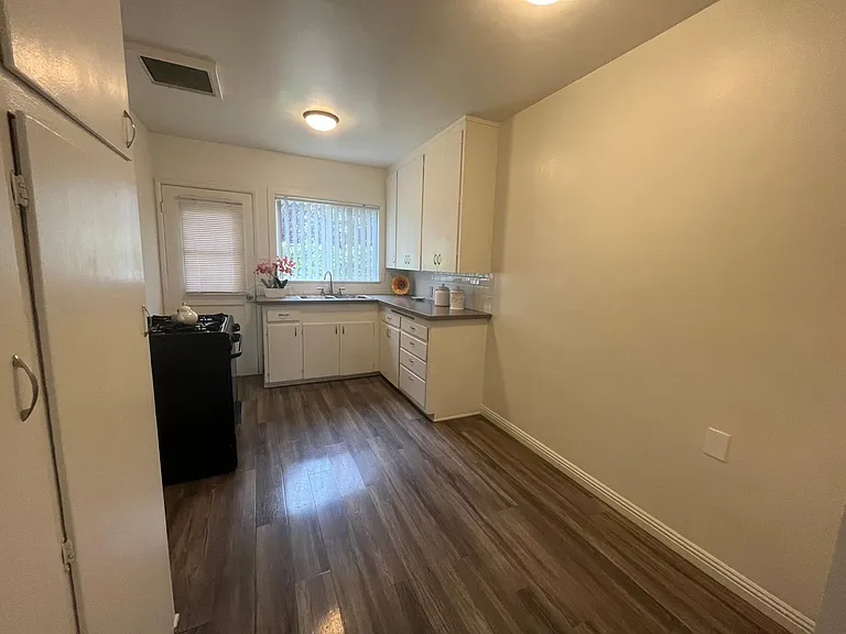 14121 Sylvan St — Photo 4