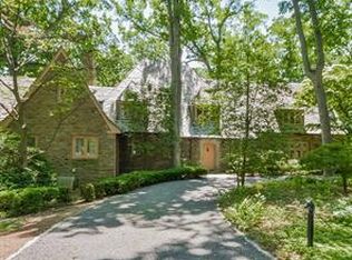 8 Oak Ln, Larchmont, NY 10538