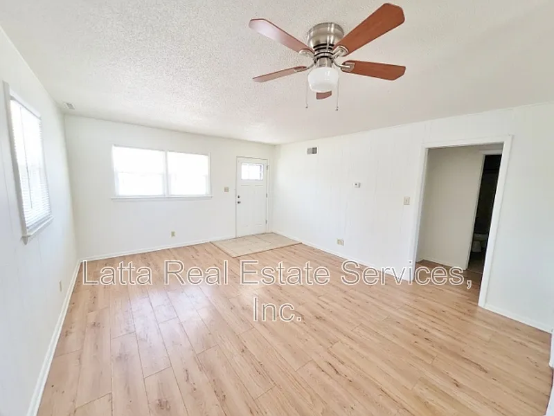 Building Photo - 115 W Orchard St #A