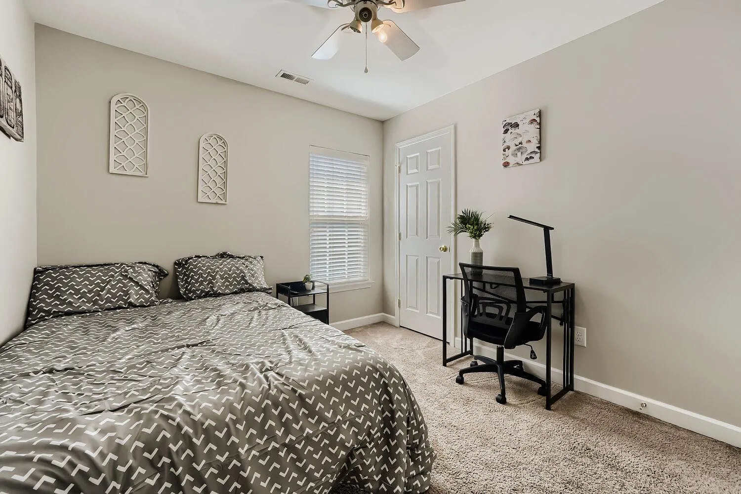4 bed, 4.0 bath, 3193 sqft, $936 — Photo 2
