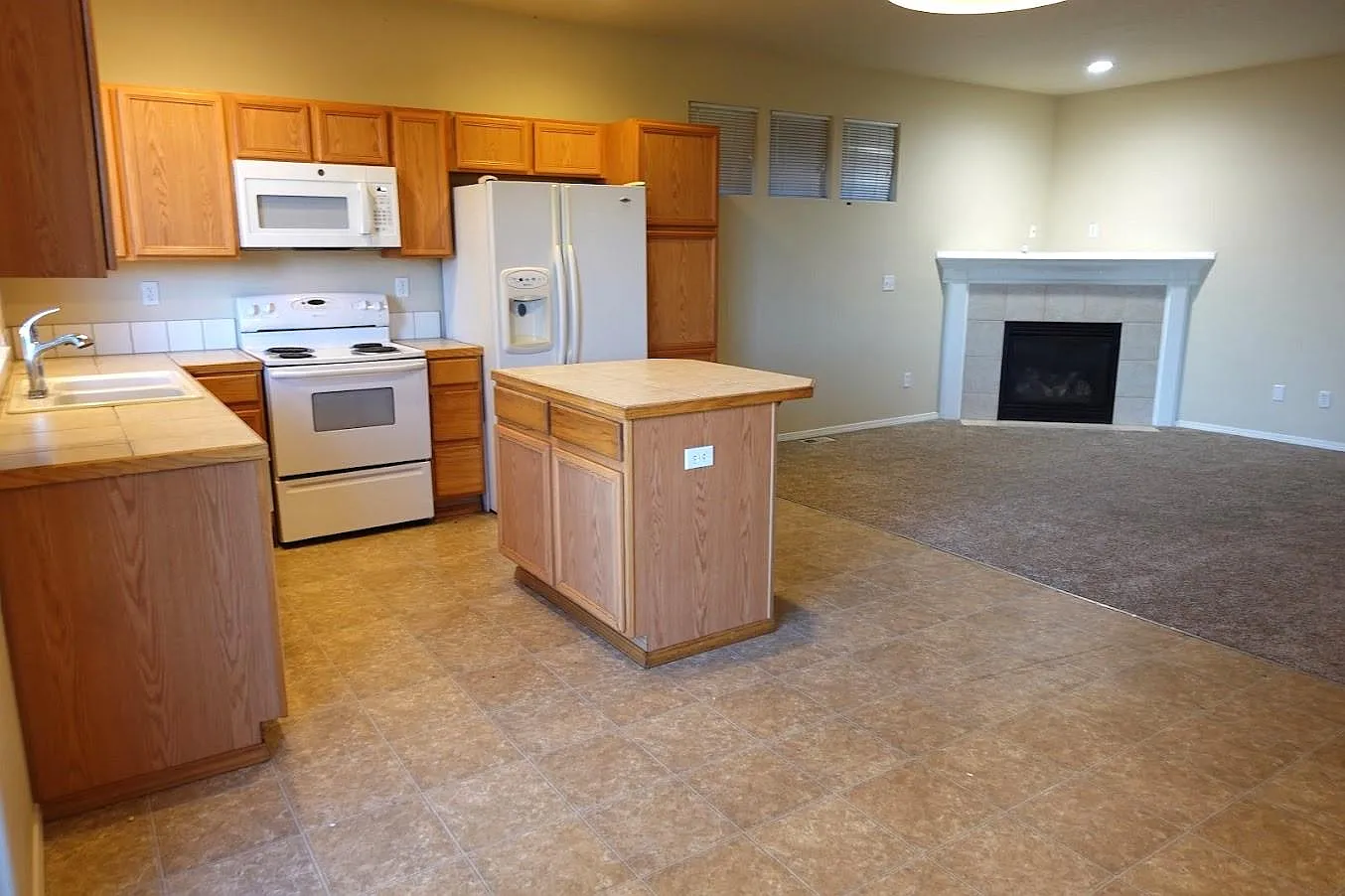 3 bed, 2.5 bath, 1618 sqft, $2,345 — Photo 3