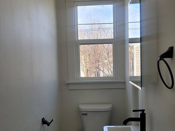 5th image of 210 Ross St