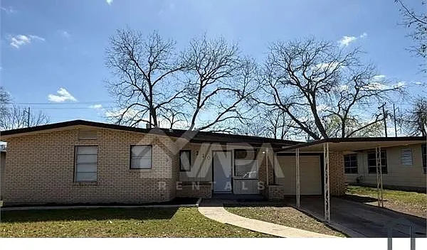 3 bed, 1351 sqft, $2,100 — Photo 2