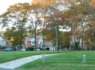 18 Village Green Cir #18, Mashpee, MA 02649