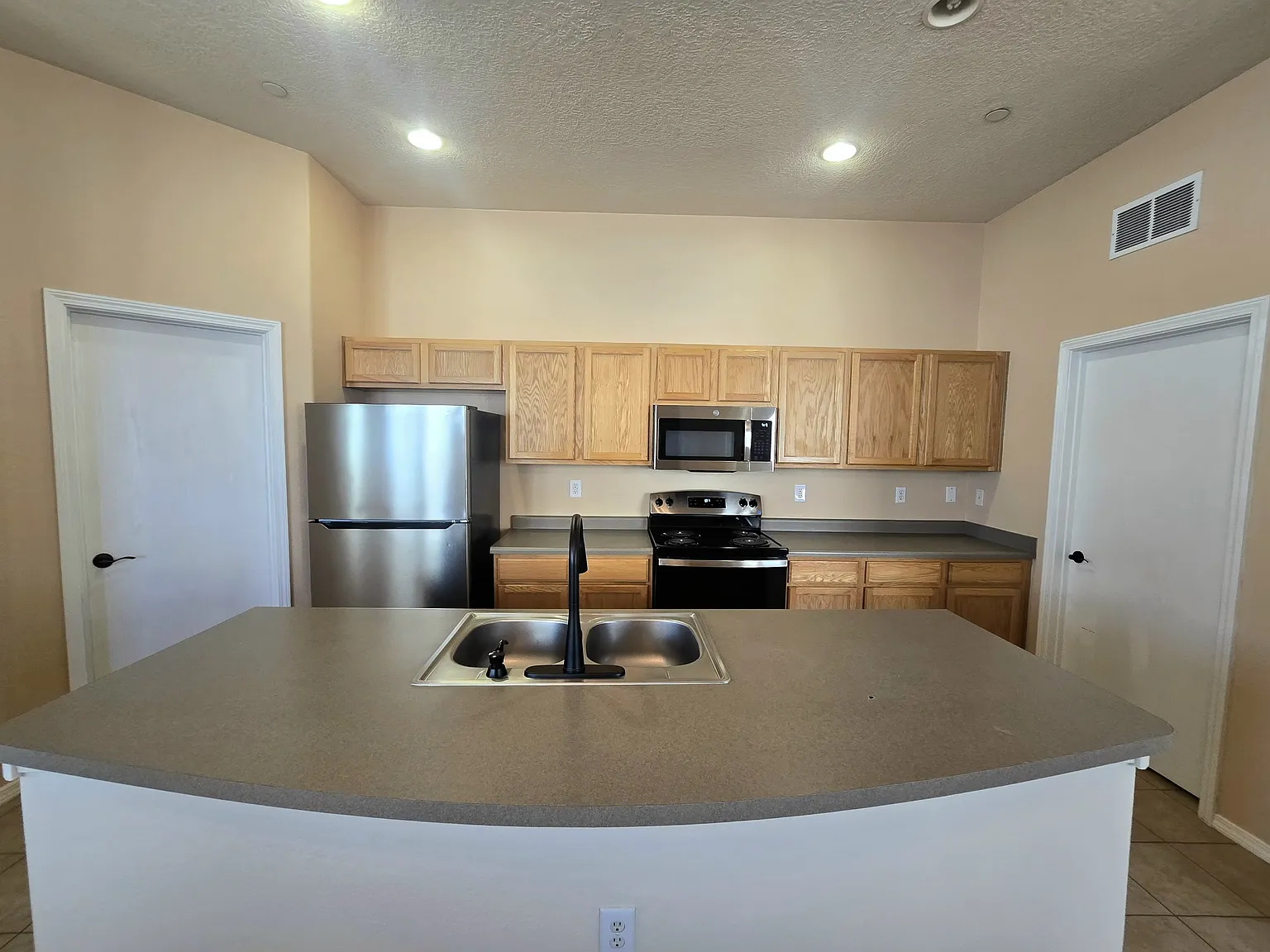 2 bed, 1250 sqft, $2,050 — Photo 3