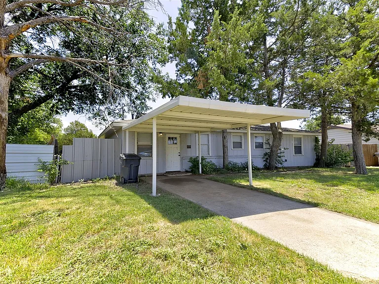 1635 Longview St — Photo 2