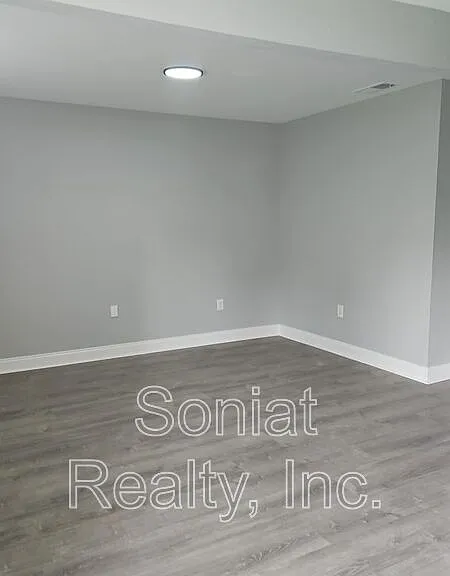 924 Deslonde St #B — Photo 7
