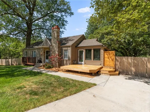 12732 Circle Dr, Shawnee, KS 66216