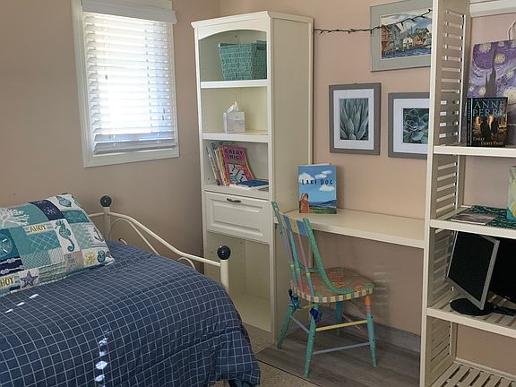 Twin bed/kids room with rollaway bed