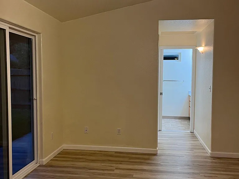 2052 Manchester Dr — Photo 9