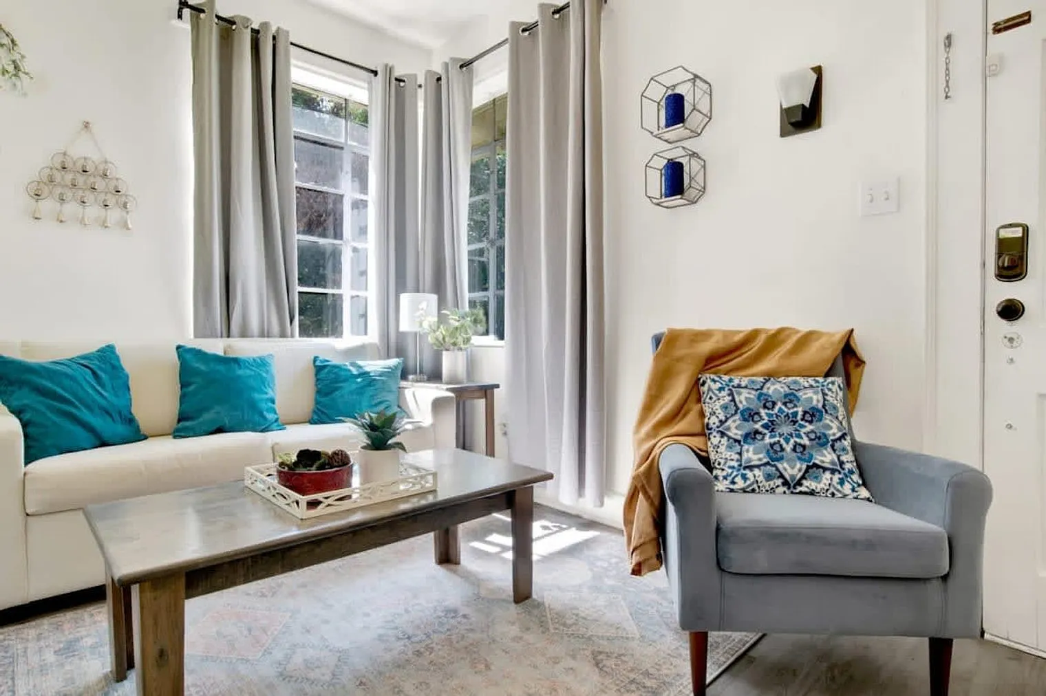 1 bed, 1.0 bath, 592 sqft, $1,869 — Photo 1