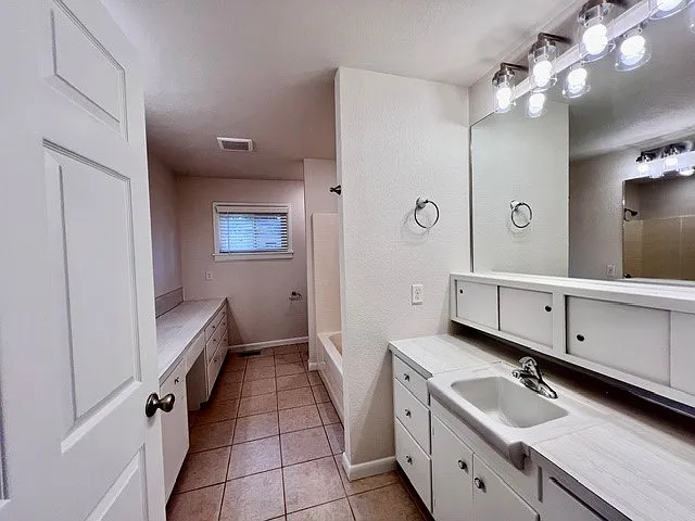 1666 Oakland Ave — Photo 8