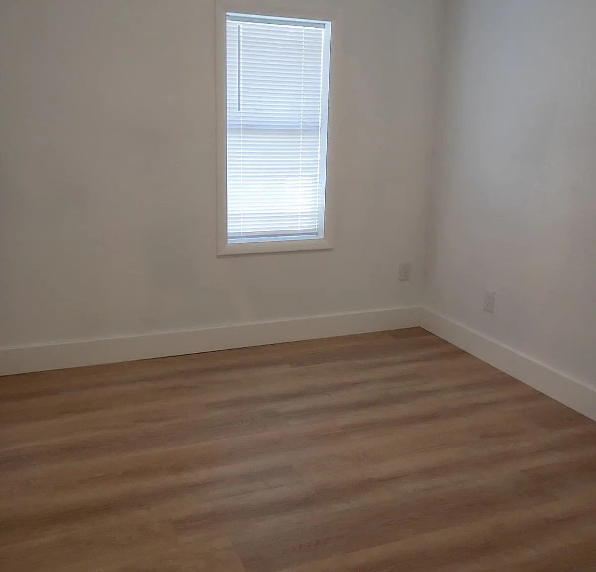 5 bed, 1300 sqft, $1,975 — Photo 1