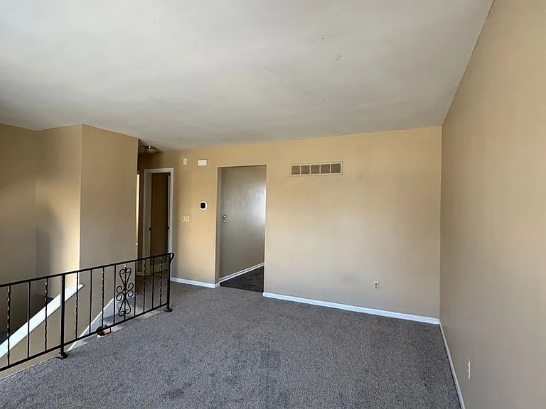 12321 W 71st St — Photo 3