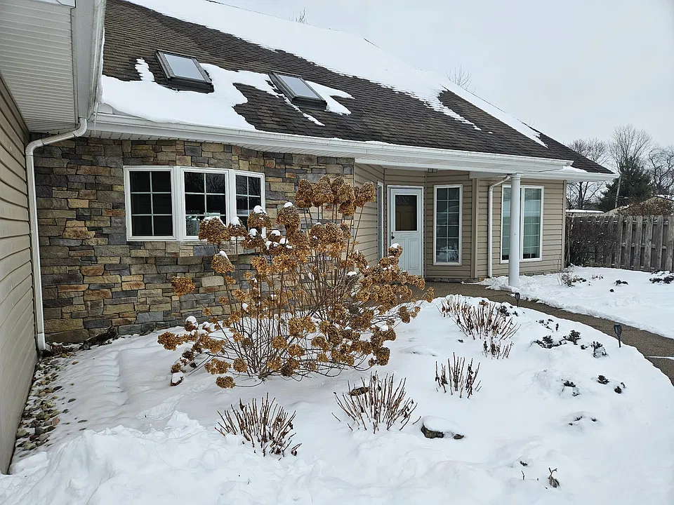 102 Queenswood Dr