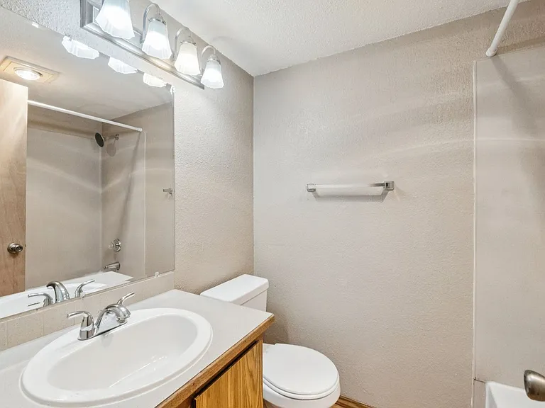 Westwood Apartments — Photo 38