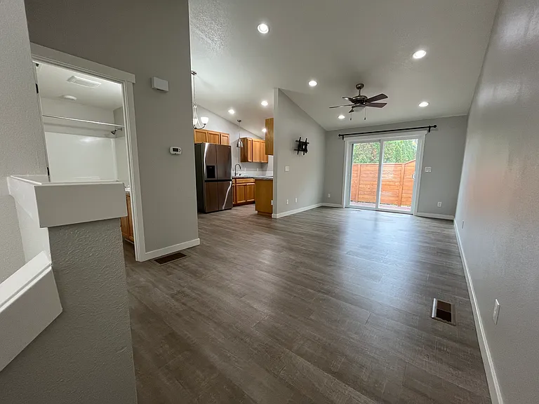607 W 1st St #2 — Photo 5