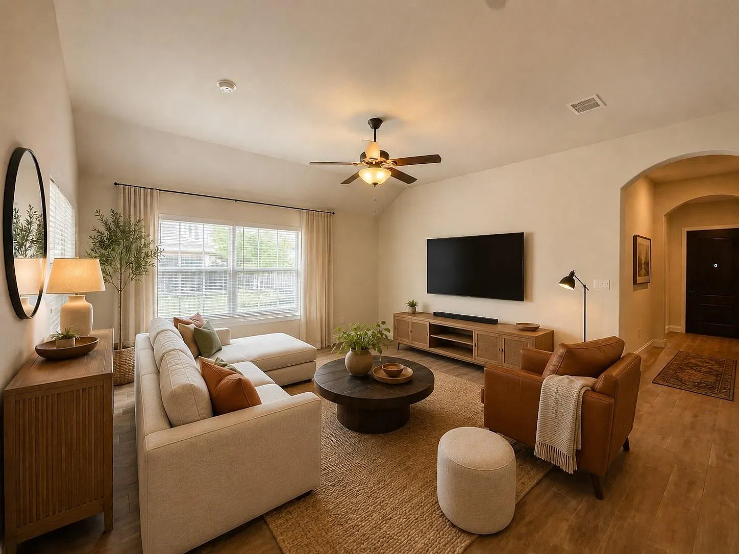 3 bed, 2.0 bath, 1959 sqft, $2,150 — Photo 2