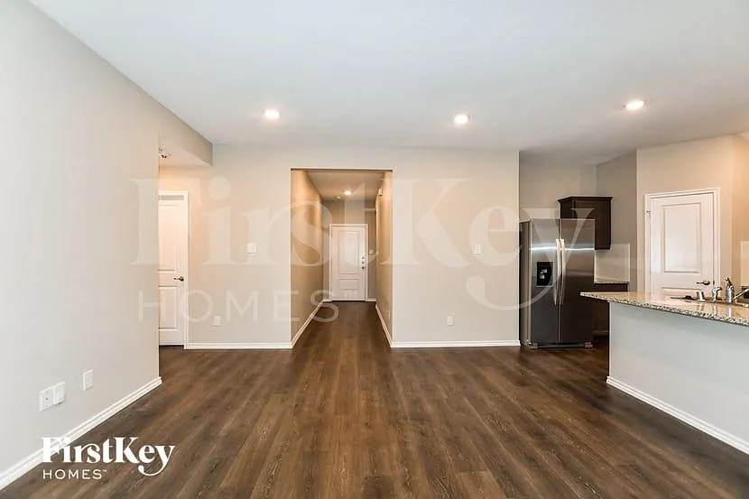 3 bed, 2.0 bath, 1552 sqft, $2,130 — Photo 2