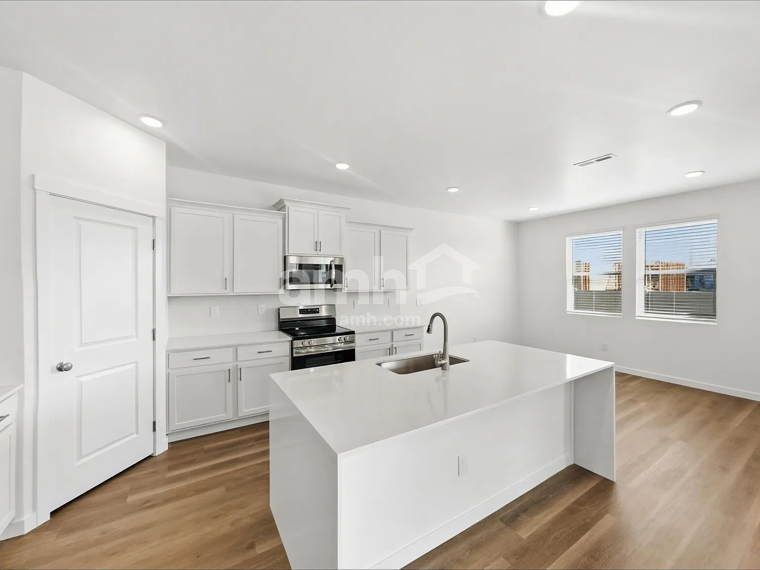 5 bed, 3.0 bath, 2376 sqft, $3,275 — Photo 3