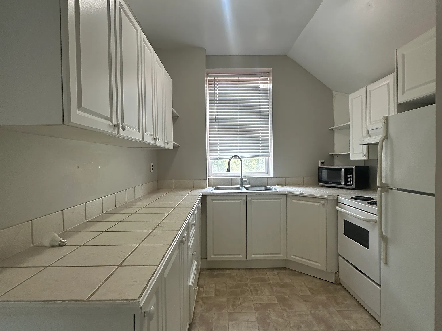 75 Lindsay St North — Photo 3