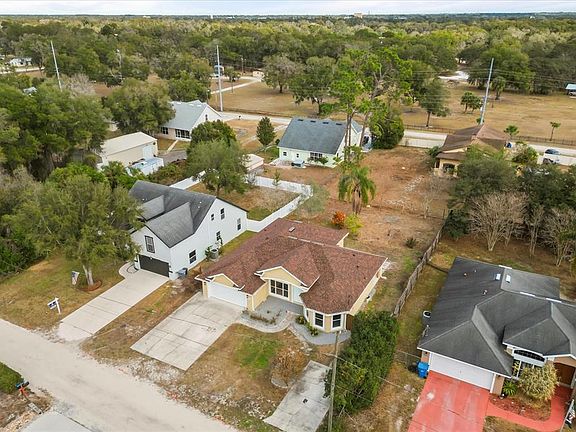 4th image of 619 Rhodes Dr