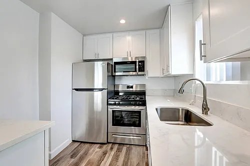 Country Club Apartments Photo 1
