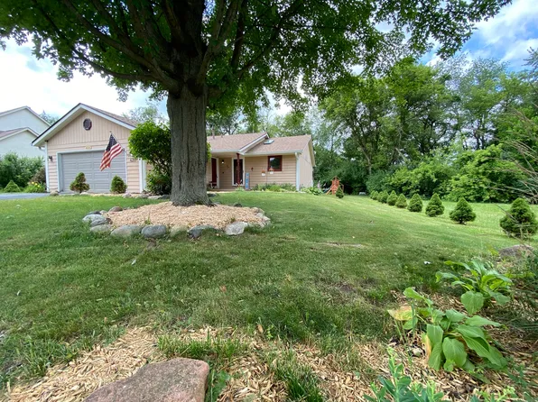 420 Staffordshire Dr NE, Poplar Grove, IL 61065