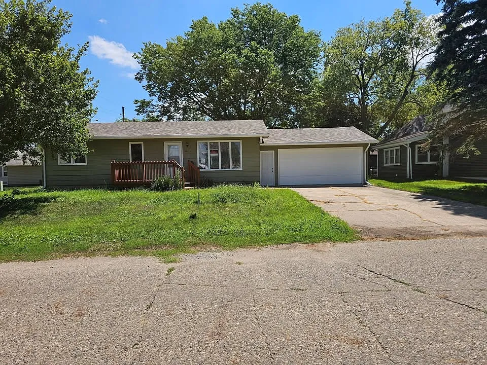 3 bed, 1.5 bath, 960 sqft, $950 — Photo 1