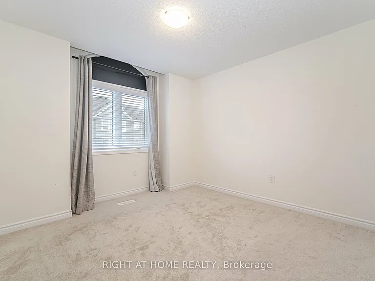 908 Sumac Cres — Photo 32