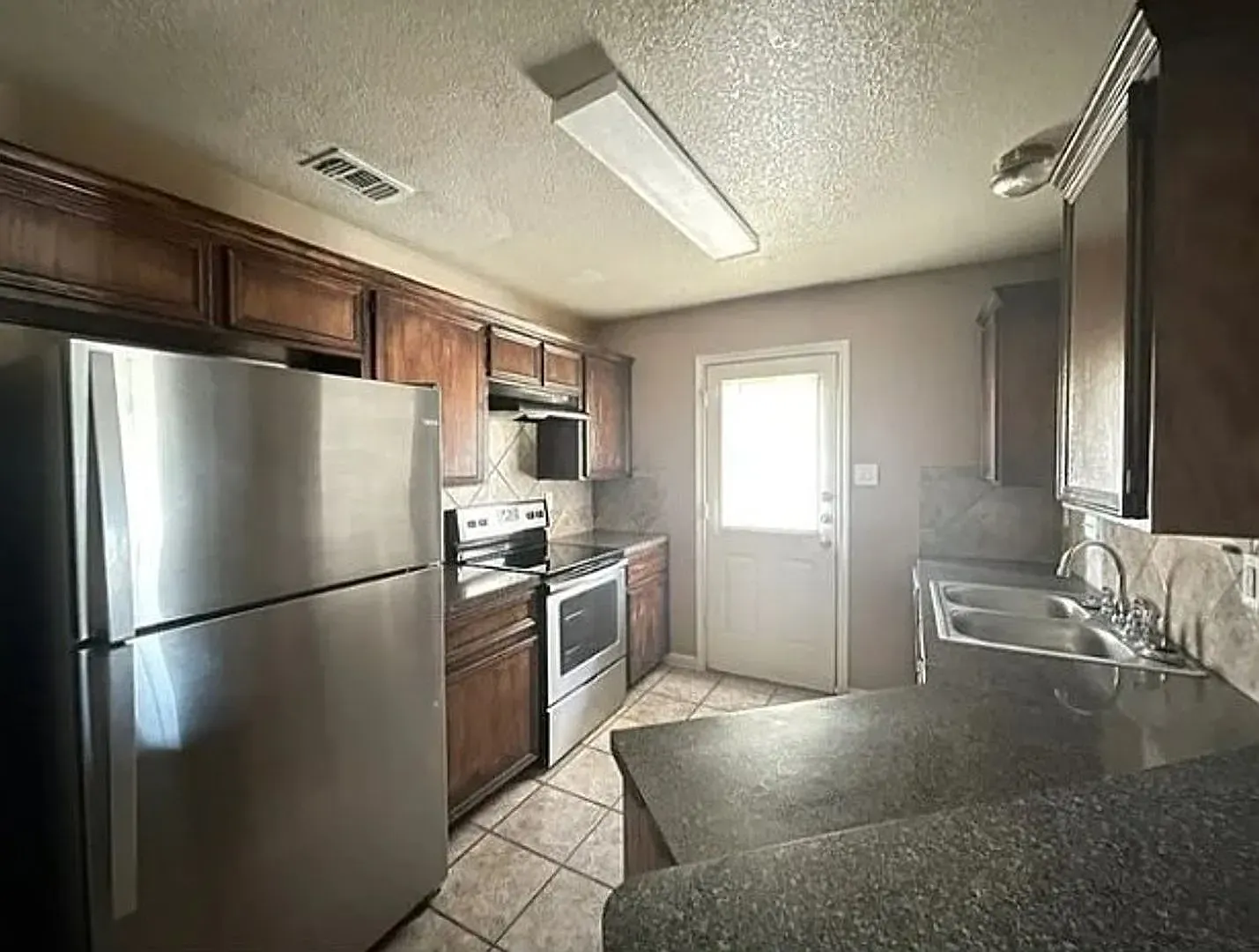 3 bed, 1295 sqft, $1,425 — Photo 3