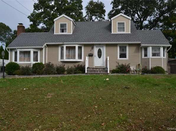 7 Grand Haven Dr, Commack, NY 11725