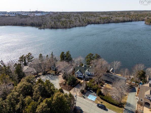 28 Lake Charles Dr, Dartmouth, NS B2X 2T2