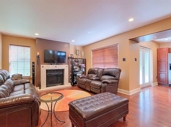 5th image of 1500 W Esplanade Ave APT 18C