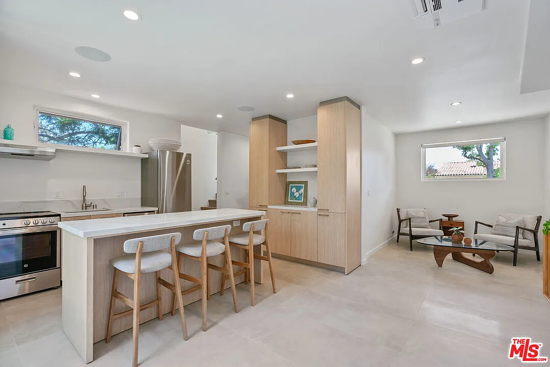 2 bed, 2.0 bath, 975 sqft, $6,000 — Photo 3