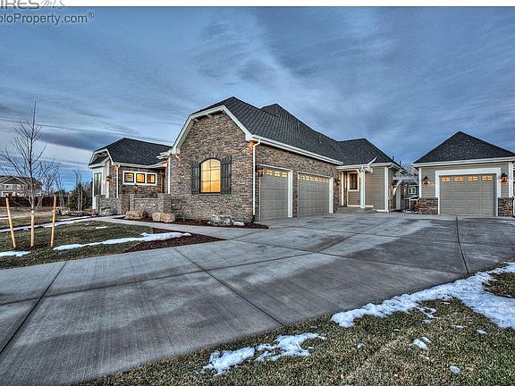 Detached garage