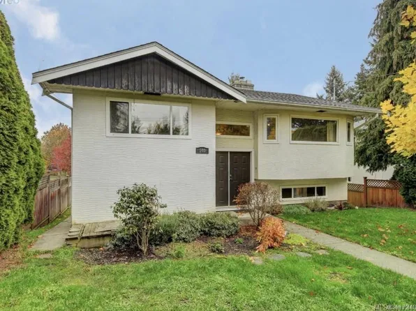 540 Whiteside St, Saanich, BC V8Z 1Y4