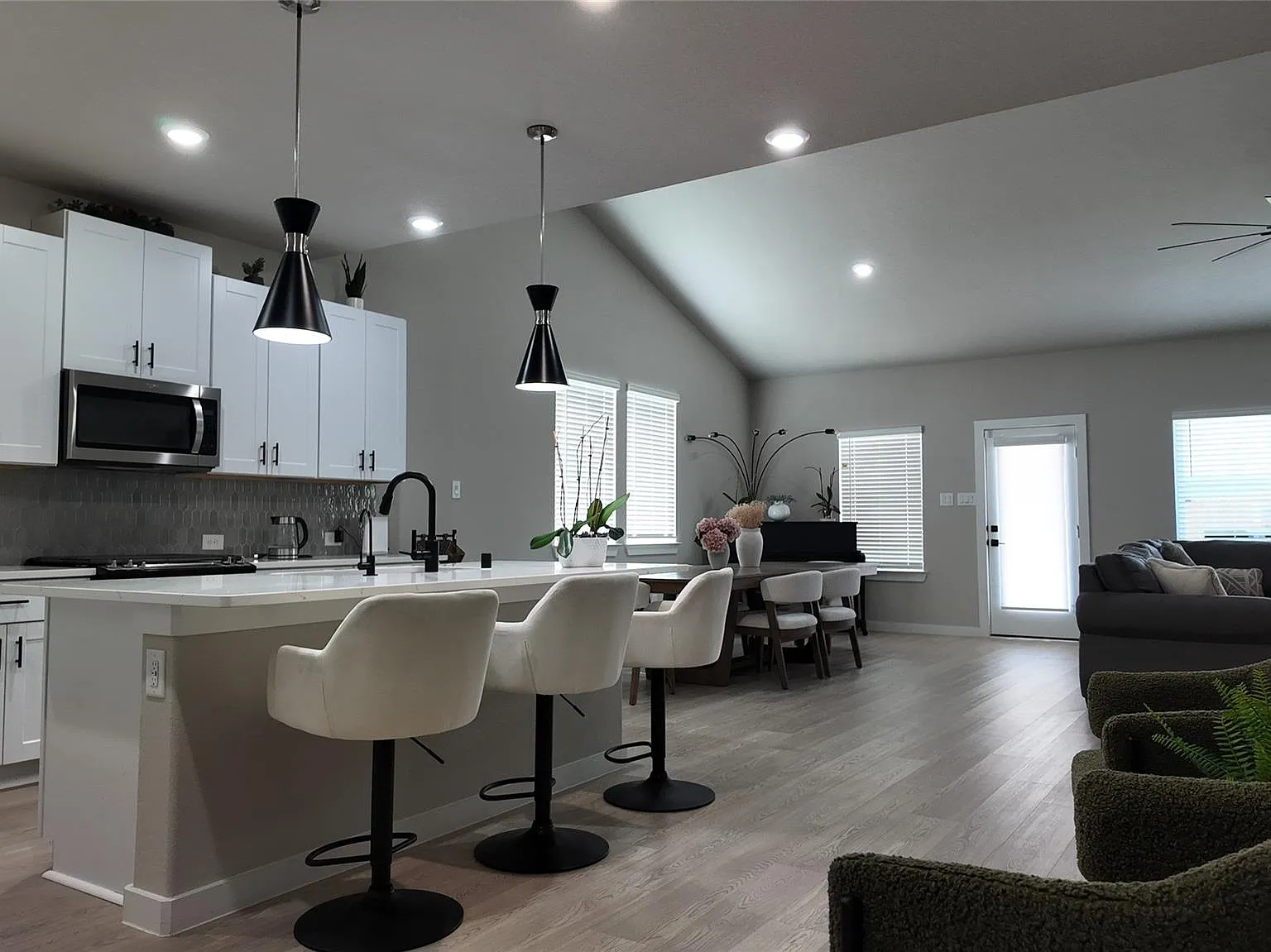 5 bed, 4.0 bath, 2991 sqft, $3,000 — Photo 4