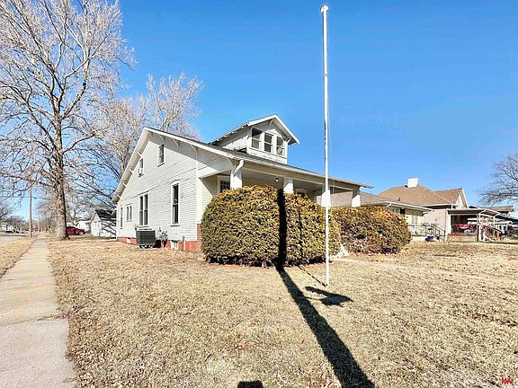 2nd image of 900 Bell St