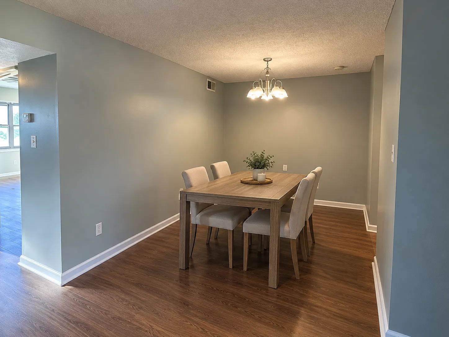 2 bed, 840 sqft, $1,600 — Photo 2