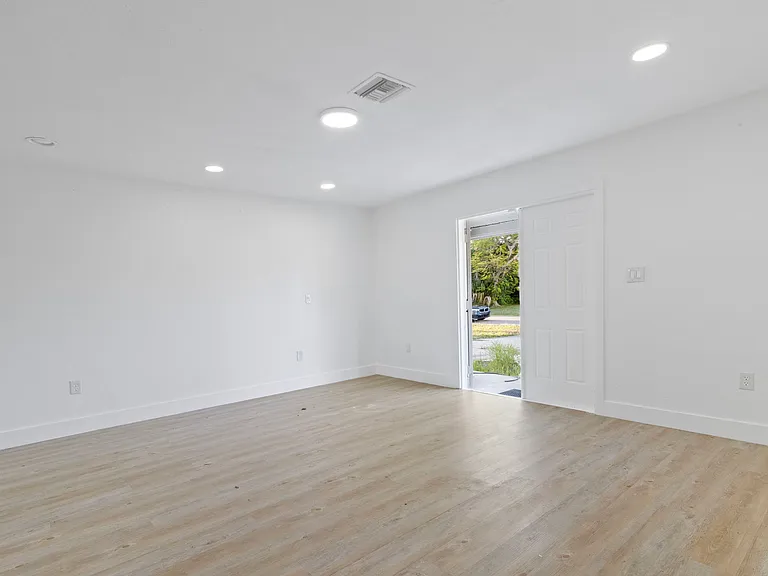 22229 Little Falls Ave — Photo 8