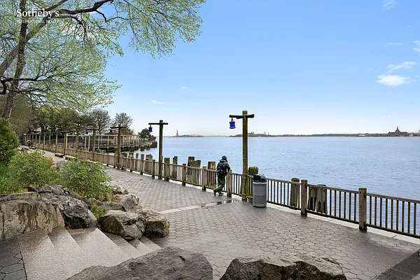 Sold by Sotheby's International Realty | media 32