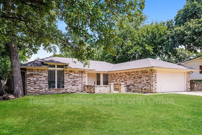 3 bed, 2.0 bath, 1831 sqft, $2,250 — Photo 2