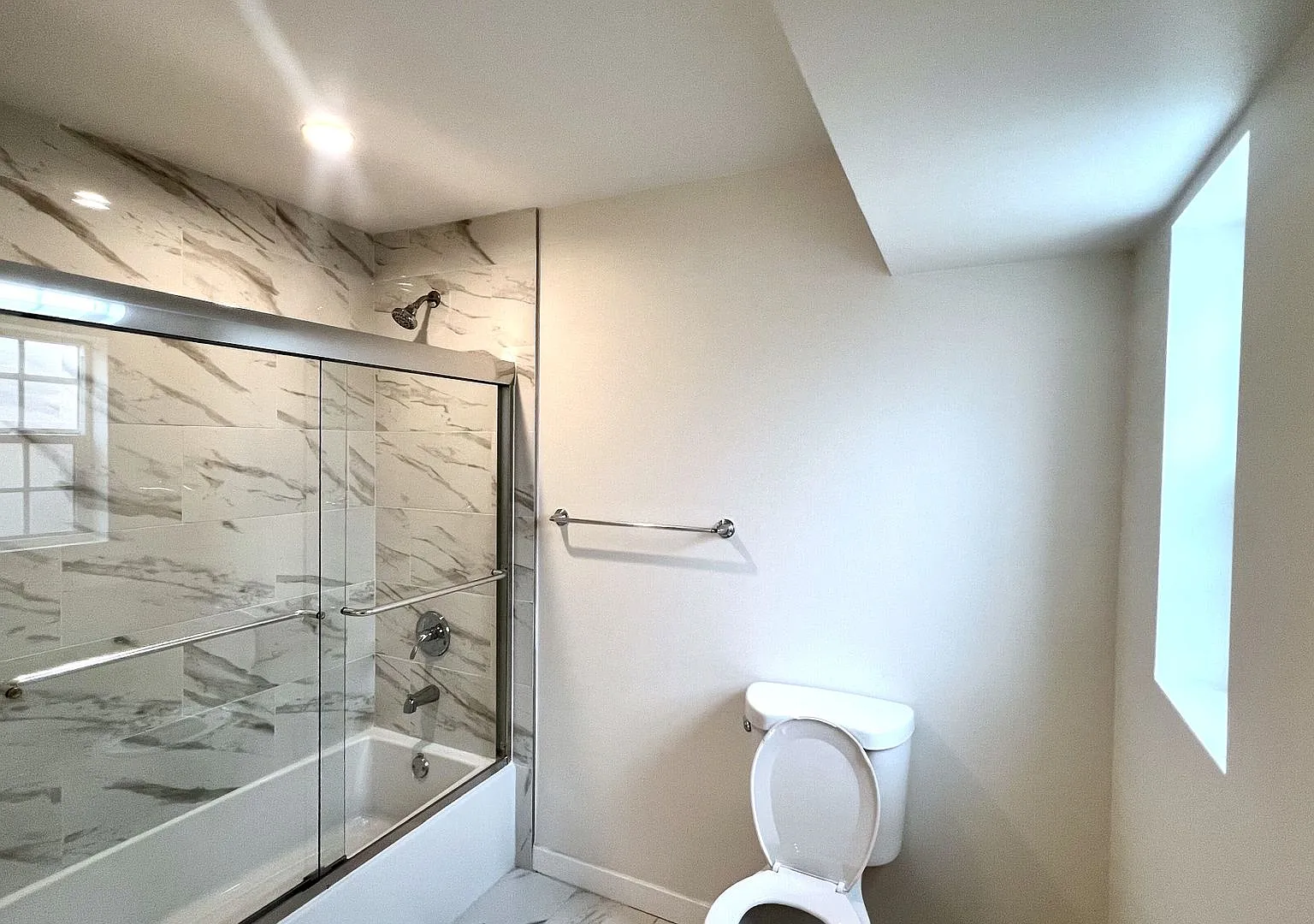 913 W 19th Street — Photo 4