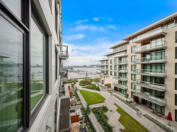 755 Harbourside Dr #425, North Vancouver, BC V7P 3R7
