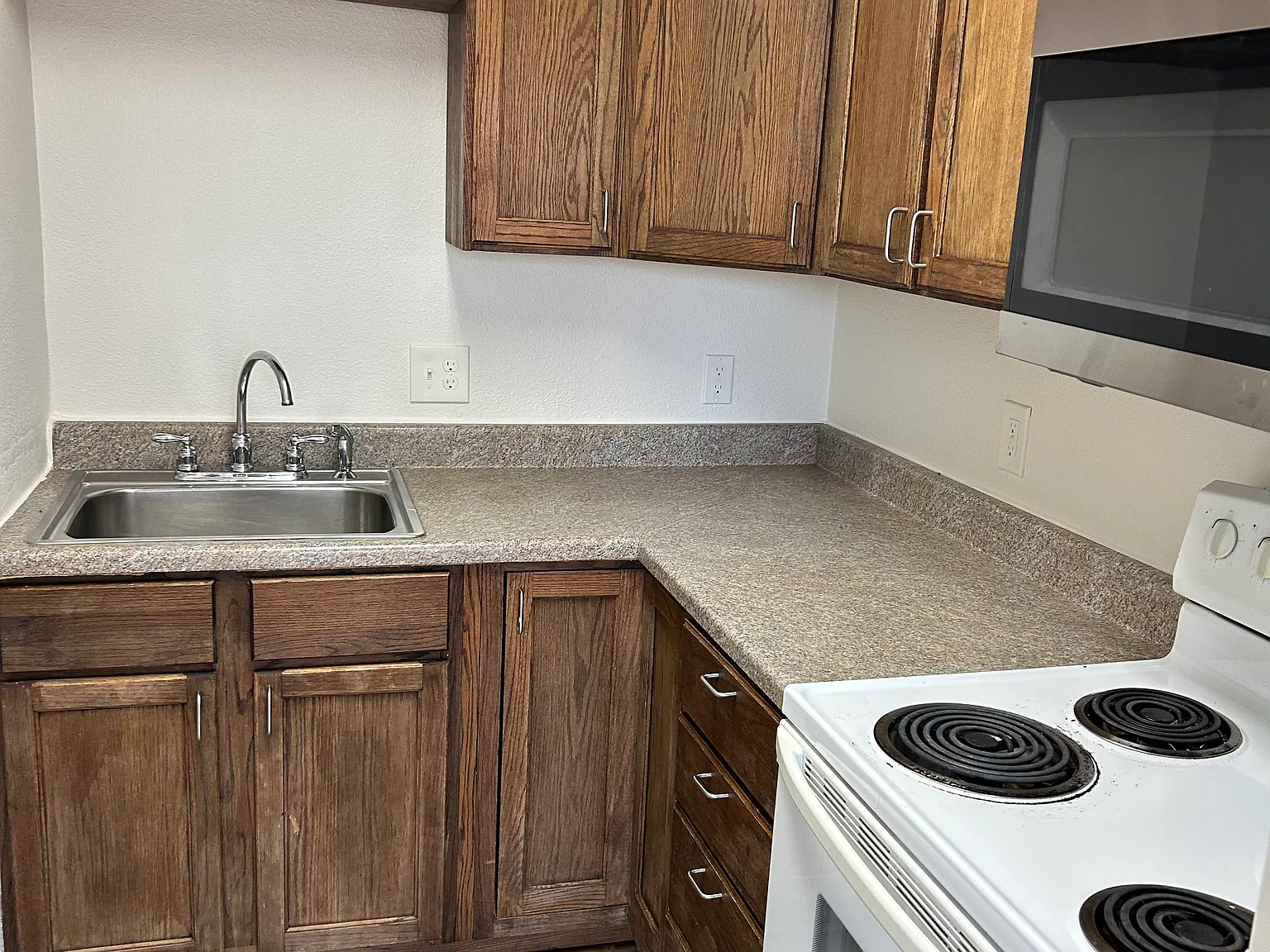 2102 W Hickory St — Photo 3