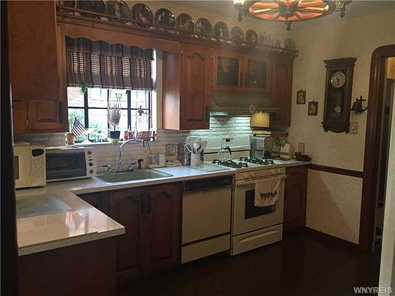 3rd image of 248 Louvaine Dr