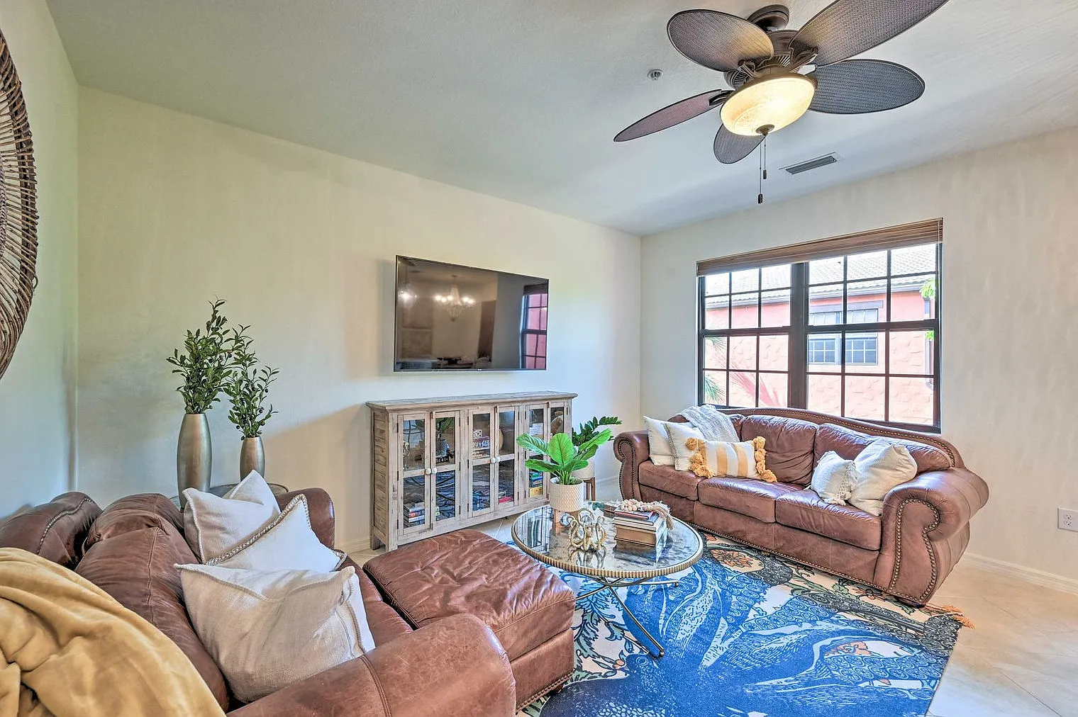 3 bed, 2.0 bath, 2002 sqft, $4,034 — Photo 4